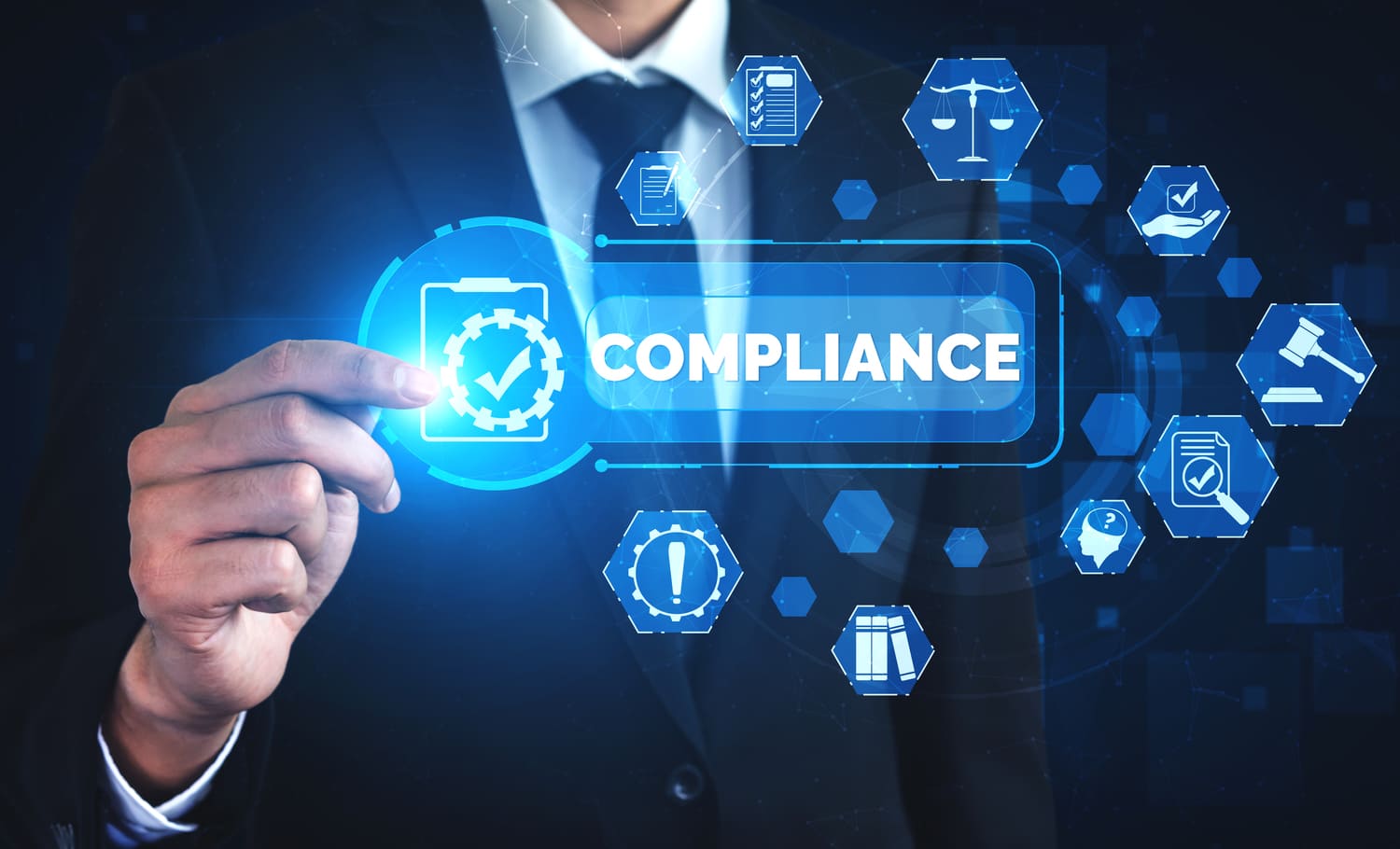 Conseillère juridique examinant des dossiers de conformité des données pour une PME